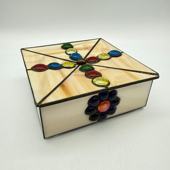 SCHMUCKSCHATULLE AUS KUNSTGLAS & ZINN BEIGE.