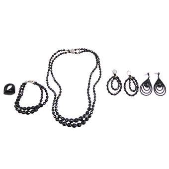 KONVOLUT AUS SCHWARZEM MODESCHMUCK MIT FACETTIERTEN PERLEN, 5-TEILIG.