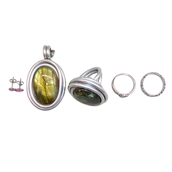 KONVOLUT AUS MODESCHMUCK MIT LABRADORIT UND HERZMOTIVEN, 5-TEILIG.