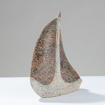 Skulptur forestillende sejlbåd af delvist poleret granit i røde og grå nuancer, ukendt formgiver, 20. århundrede.