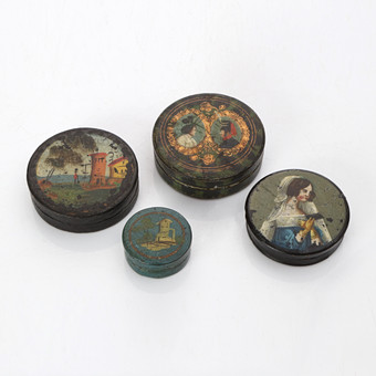 DOSOR, FYRA ST. Bemålad papier mache. 1800-tal.
