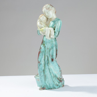MICHAEL ANDERSEN & SØN: Høj skulptur forestillende Jomfru Maria og Jesusbarnet, keramik i multifarvet glasur, modelnr. 5246-2, Bornholm, Danmark, 1900-tallets midte.