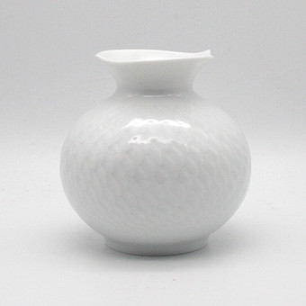 Vaza Meissen s reljefom, oblik „Wellenspiel Relief”, bijela, V 9 cm, 1. izbor, nova s originalnom ambalažom.