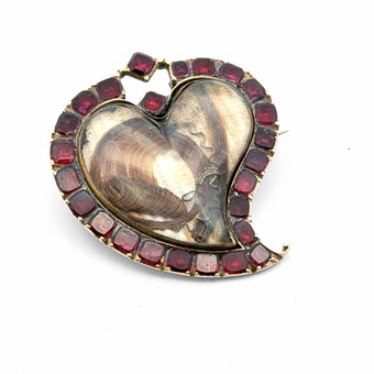 LATE VICTORIAN MOURNING BROOCH.