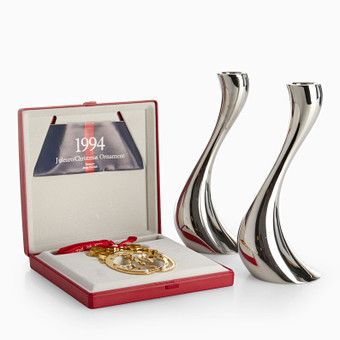 GEORG JENSEN. 3 dlr., bestående av ett par ljusstakar, "Cobra" samt juldekoration 1994, rostfritt stål samt mässing.