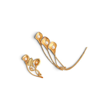 Two lily-shaped brooches in gold, mid 20th Century.