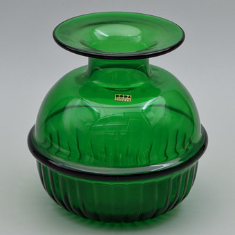 BERTIL VALLIEN. VAS, SMARAGD GRÖNT GLAS, BODA / ÅFORS BRUK, 1960-TAL, SWEDEN.