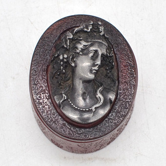 Francouzská krabička na pilulky J.P. Danbiere, dívka s hrozny, bakelit, ručně vyřezávaná a rytá, Francie, kolem 1880-1890.