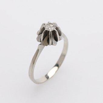 RING, 18K VITGULD, MED DIAMANT OM 0.19 CT ENLIGT GRAVYR, VIKT CA 2,8 GRAM.