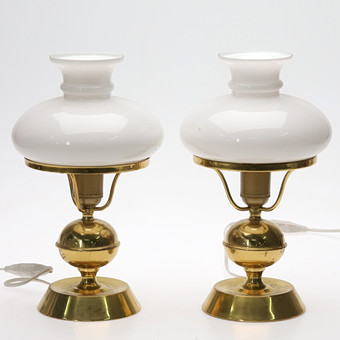 BORDSLAMPOR. Mässing och glas. Uppsala armaturfabrik, 1900-talets andra hälft.