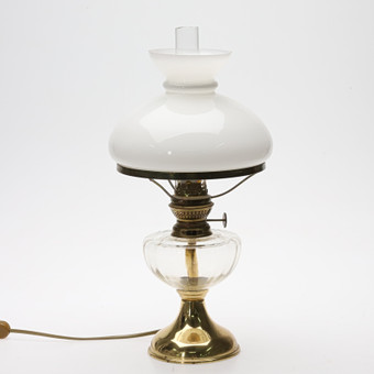 BORDSLAMPA. Mässing och glas. Etikettmärkt Karlskrona Lampfabrik, 1900-andra halva.