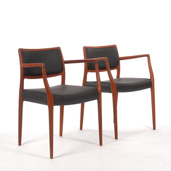 NIELS OTTO MØLLER. Karmstolar, ett par, teak och läder, 1960-tal.