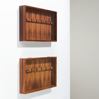 GEORG JENSEN. Et par vægvitriner af palisander, Danmark, ca. 1960'erne (2).