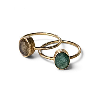 2 anillos con baño de oro con amatista y cuarzo.