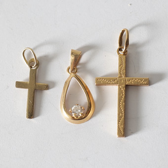 HÄNGEN, 3 st, 18K guld & sten. Totalvikt ca 2,4 gram.