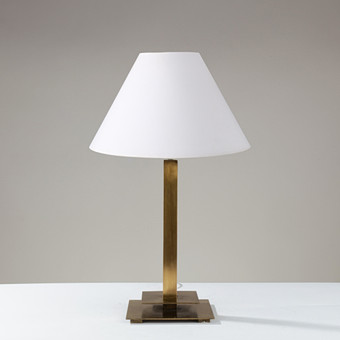 Bordlampe af messing med kvadratisk stamme og fod, europæisk lampeproducent, 1900-tallets anden halvdel.