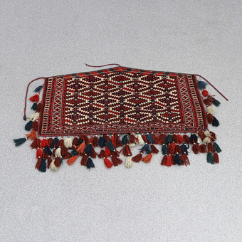 KAMELSIDOTÄCKE. Handkntuen med ulltofsar. Semiantik, 1900-talets första hälft.