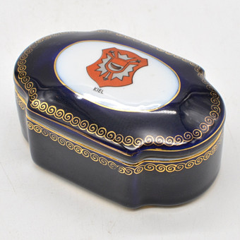FRIEDRICH EGER & CO. PORCELÆNSFABRIK MARTINRODA, "KIEL", DÅSE MED LÅG, PORCELÆN, KOBOLTBLÅ, GULDMALERI, 20. ÅRHUNDREDE.