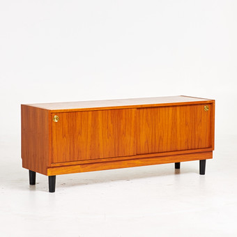 SIDEBOARD. Fanérat i teak, skjutdörrar, bemålade ben i trä, 1950/60-tal.