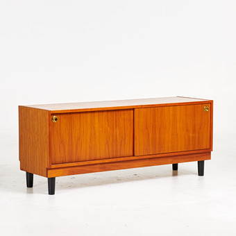 SIDEBOARD. Fanérat i teak, skjutdörrar, bemålade ben i trä, 1950/60-tal.