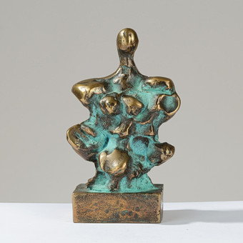 Tung bronzeskulptur af abstrakt figurskikkelse med verdigris patinering, ukendt billedhugger, 20. århundrede.
