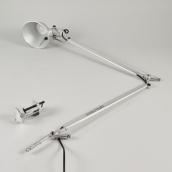 M. DE LUCCHI & G. FASSINA. Skrivbordslampa för Artemide, med bordsfäste, modell 'Tolomeo".