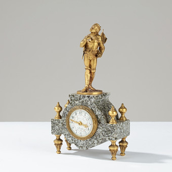 ÉMILE THOMAS, PARIS. Lille kaminur med urhus af marmor, hvidemaljeret urskive med arabisk talangivelse, figur og detaljer af forgyldt bronze, 1880-1900.