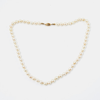 PÄRLCOLLIER, lås av 18 k guld, odlade saltvattenspärlor, ca 6,5-6,8 mm, utländska stämplar.
