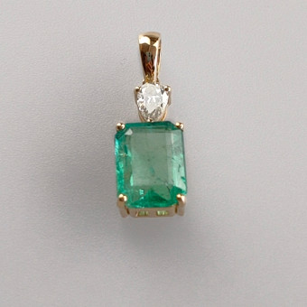 Smaragdanhänger mit Diamanten - Gelbgold 585/000, Smaragd im Octagon Smaragdschliff von 1,9 ct.
