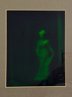 HOLOGRAM, inramat, staty bakom krossat glas.