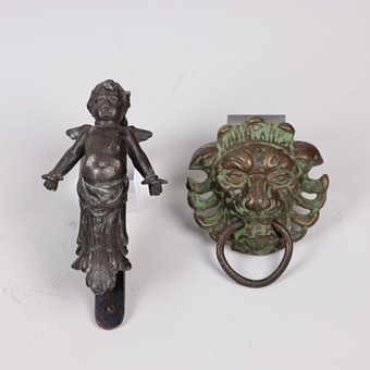 DÖRRKLÄPPAR, lejon och kerub, metall, 2 st.