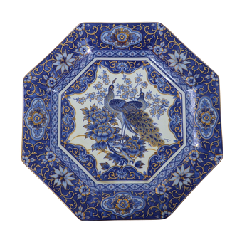 ACHTECKIGER JAPANISCHER IMARI-TELLER MIT PFAUEN-MOTIV.