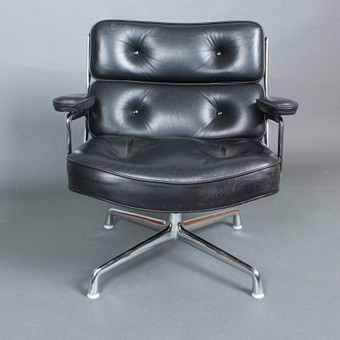 CHARLES & RAY EAMES. Vitra, Bürostuhl / Konferenzsessel, Modell 'Lobby Chair ES 108', Aluminium, verchromt, Leder, Entwurf 1960, Deutschland.