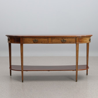 SIDEBOARD. Idegran. Engelsk stil, 1900-talets nadra hälft.