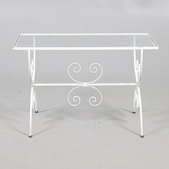 WROUGHT IRON GARDEN COFFEE TABLE.