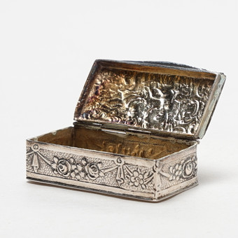 SNUSBOX, STANSAT SILVER, präglat silver med en scen av keruber, tidigt 1900-tal.