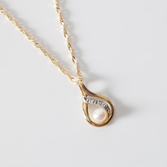 COLLIER, med hänge, 18K guld med pärla. Totalvikt ca 1,9 gram.
