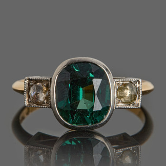 RING, 18k guld samt vitguld, mörkgrön syntetisk spinel med 2 st rosenslipade diamanter med kanter i millegriffdekor, Art Deco, Johnsson & Co N, Stockholm.