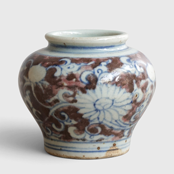 Kinesisk vase af porcelæn, dekoreret i rødbrun glasur med blomster og blade. Kina.