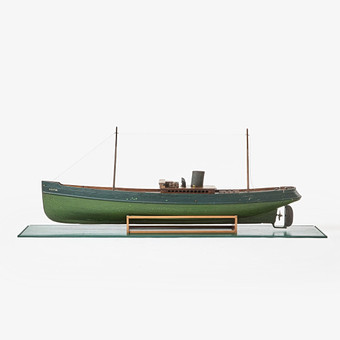 FARTYGSMODELL, i glasad monter, live steam pond boat, med ångmaskin, föreställande lastfartyget "Halton" (1862).