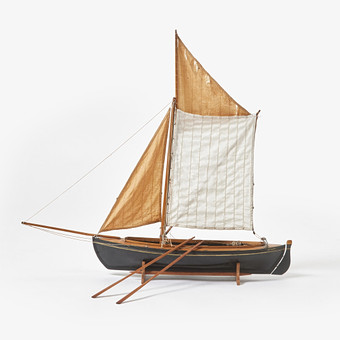 BÅTMODELL, föreställande vässingen "Herondo", en segelförsedd allmogebåt av bohuslänskt ursprung, kravellbyggt och svarttjärat skrov i furu, sydda segel, 1900-talets första hälft/mitt.