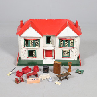 A VINTAGE PAINTED DOLLS HOUSE AND A QUANTITY OF DOLLS HOUSE FURNITURE AND ACCESSORIES.