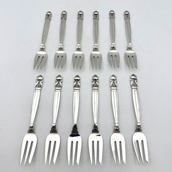 JOHAN ROHDE. TÅRTGAFFLAR, 12 dlr, sterlingsilver/925, modell "Konge/ Acorn", design för firma Georg Jensen. Total vikt ca 315 gr.