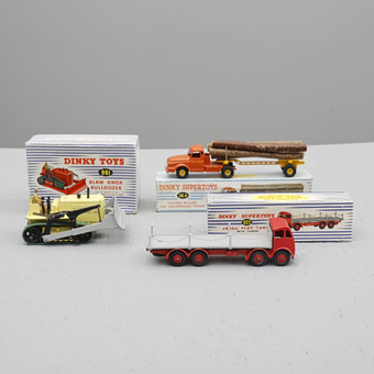 DINKY TOYS två Dinky Supertoys och en Dinky Toys i kartong.