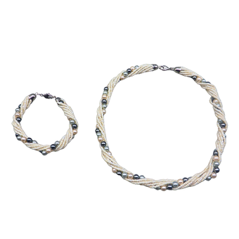 SCHMUCKSET AUS PERLENHALSKETTE UND PERLENARMBAND.