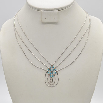 COLLIER MIT TÜRKISFARBENE TRENNPERLEN, STERLINGSILBER, IN STRUKTUR GEBUNDEN, 20. JAHRHUNDERT.