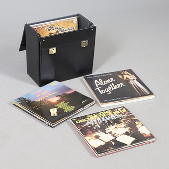 A COLLECTION OF VINYL RECORDS.