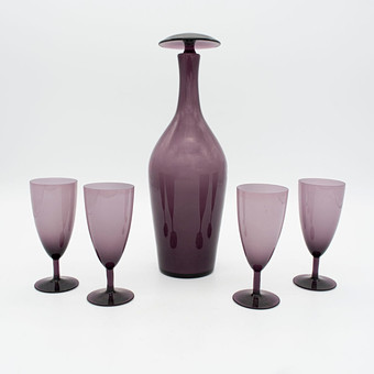Carafă lucrată manual cu patru pahare cu picior, sticlă, violet și alb, circa 1960.