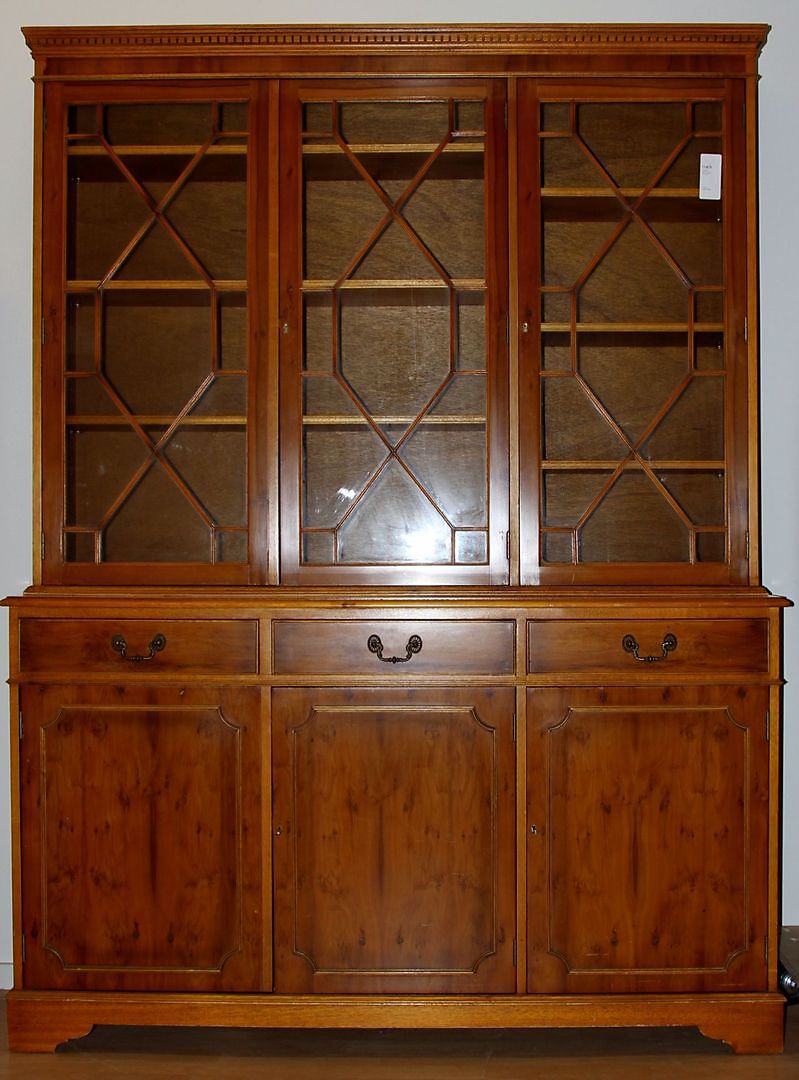 Bilder för 114679 BOKSKåP, idegran, Engelsk stil 1900 tal Auctionet Bilder för 114679 BOKSKåP, idegran, Engelsk stil 1900 tal Auctionet
