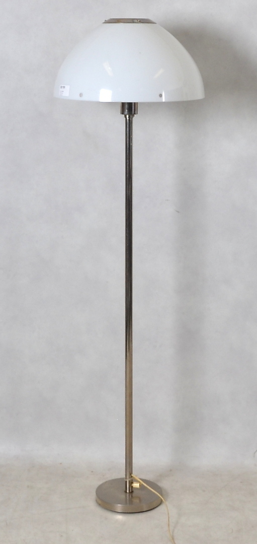 Bilder för 521781 GOLVLAMPA, Hans Agne Jakobsson Markaryd, metall med vit plastskärm, 1970 tal Bilder för 521781 GOLVLAMPA, Hans Agne Jakobsson Markaryd, metall med vit plastskärm, 1970 tal